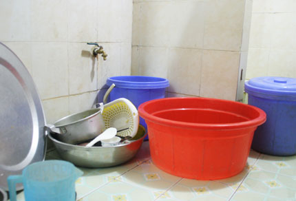 Người dân khốn khổ vì khu tập thể mất nước sinh hoạt